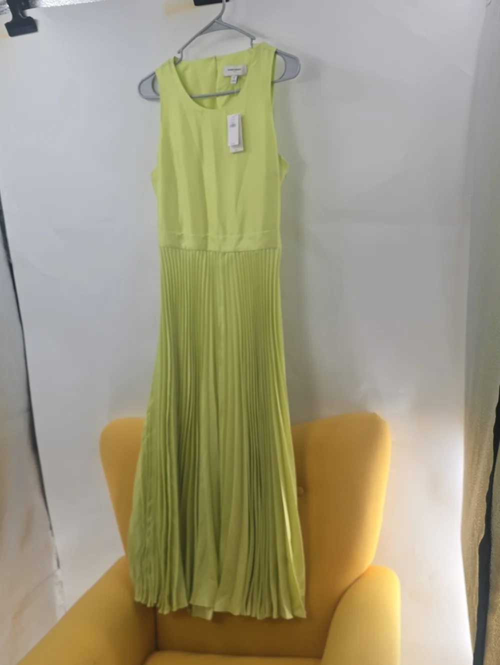 Banana Republic Sleeveless Pleated Midi Dress in Lime